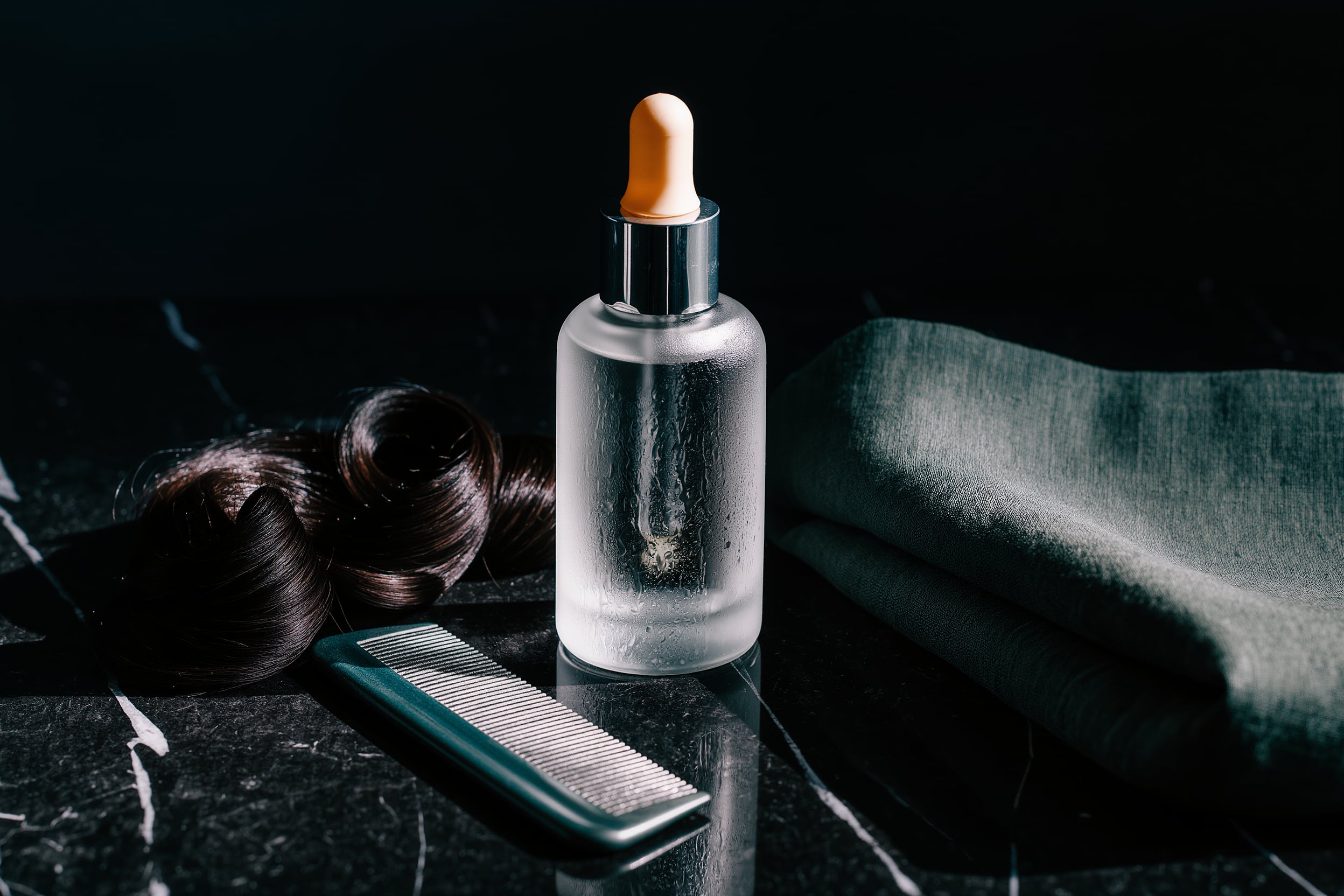 Beauty-Stillleben aus Hamburg: Glas, Stahl und Haar im Licht der blauen Stunde